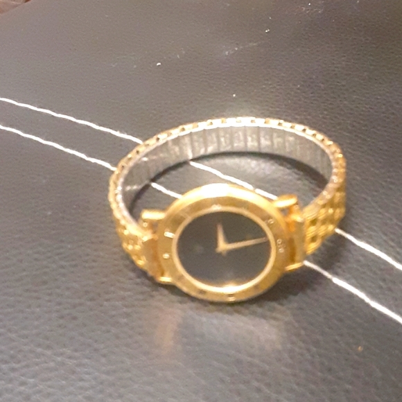 VINTAGE GUCCI FEMALE WATCH NRMINT CONDITION - Picture 1 of 6